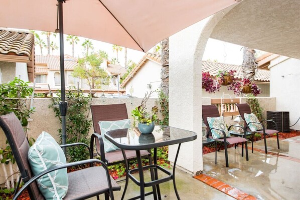 Outdoor dining - Glamorous Regal Design Home with Private Patio and Garage (Laguna Hills)