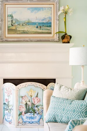 Smart TV, fireplace, Netflix, DVD player