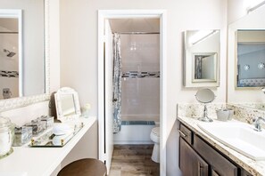 Baignoire, sèche-cheveux, serviettes fournies