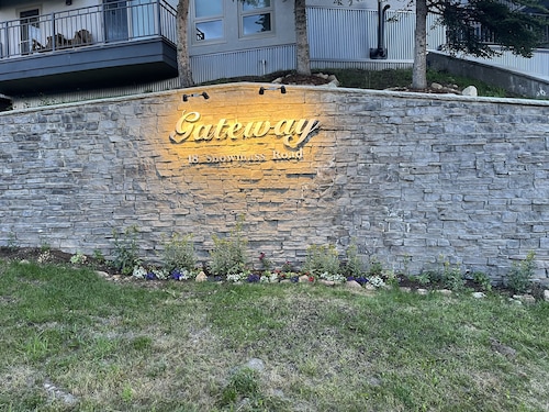 True Ski-in Ski-out 2BR Condo covered parking Great View STR 303550