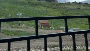 Un paysage de montagne avec un petit bâtiment et des installations de télésiège.