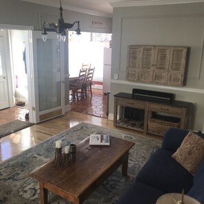 Smart-TV, DVD-spiller, bøker og filmbibliotek