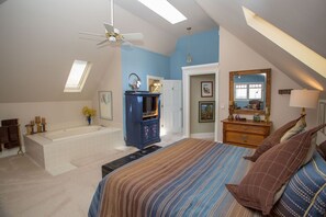 3 bedrooms, desk, iron/ironing board, free WiFi