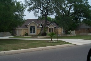 Exterior - The Retreat Is A Family Friendly Home In A Gated Community. (San Antonio)