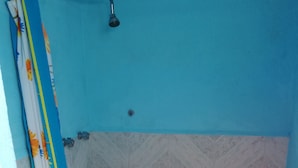 Single Room, 1 Katil Bujang (Single), Non Smoking | Bilik Mandi | Pancuran mandi, tuala disediakan 