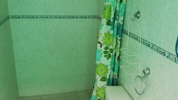 Chambre Simple, 1 lit une place, non-fumeurs | Salle de bain | Douche, serviettes fournies