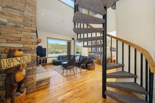 Private balcony offers mountain views & modern unit