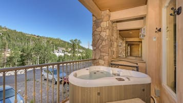 Tina de hidromasaje al aire libre