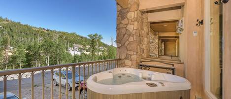 Outdoor spa tub