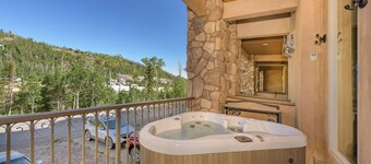 Luxury Condo with Stunning Views . Ski-in, Hot Tub, Smart TVs . Brian Head