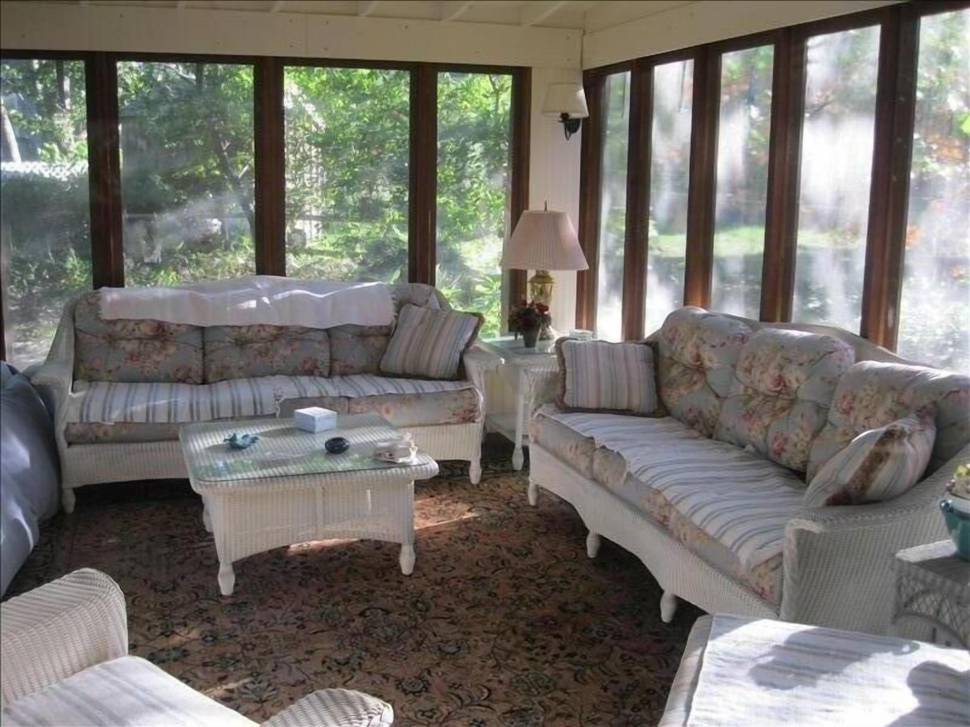 Comfortable Island Home, Easy Access to Beaches and Town