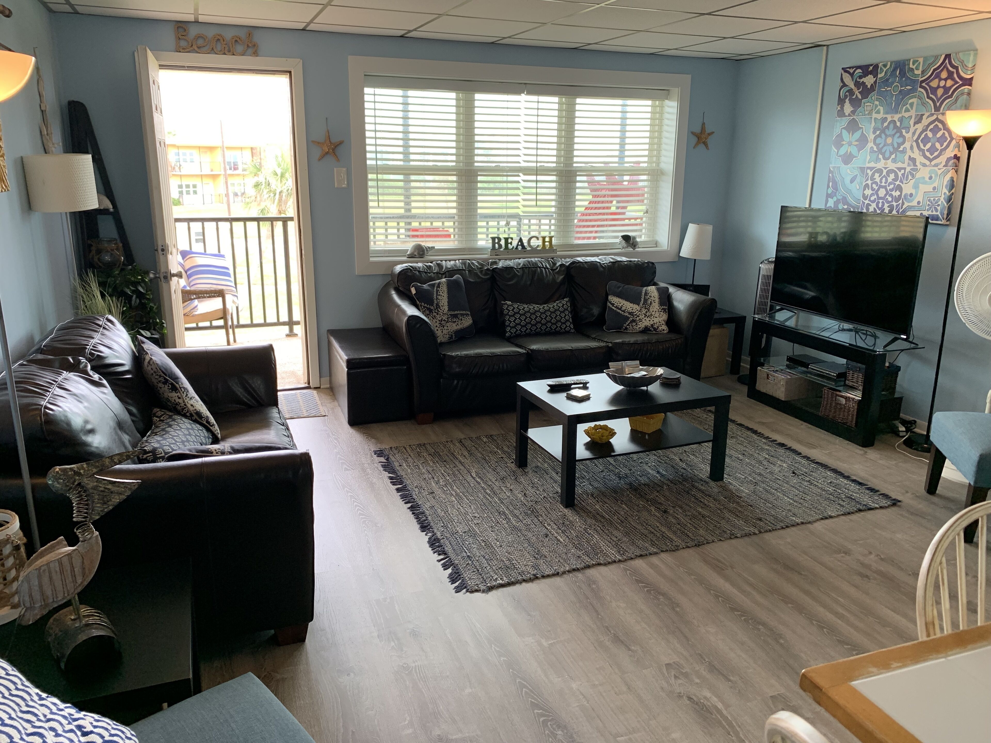 Älytelevisio, DVD-soitin, kirjoja, videokirjasto