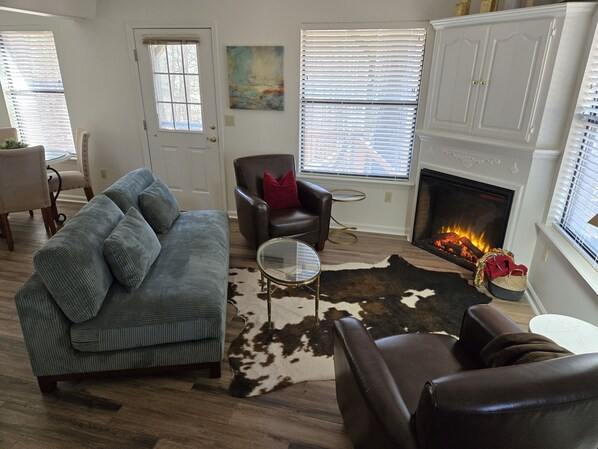 Una Smart TV, una chimenea