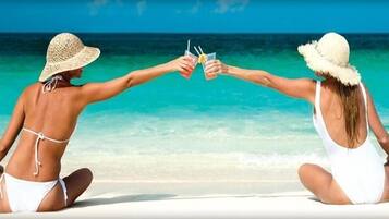 Rannalla, aurinkotuoleja