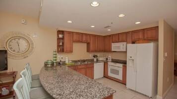 Frigorifero, microonde, forno, piano cottura