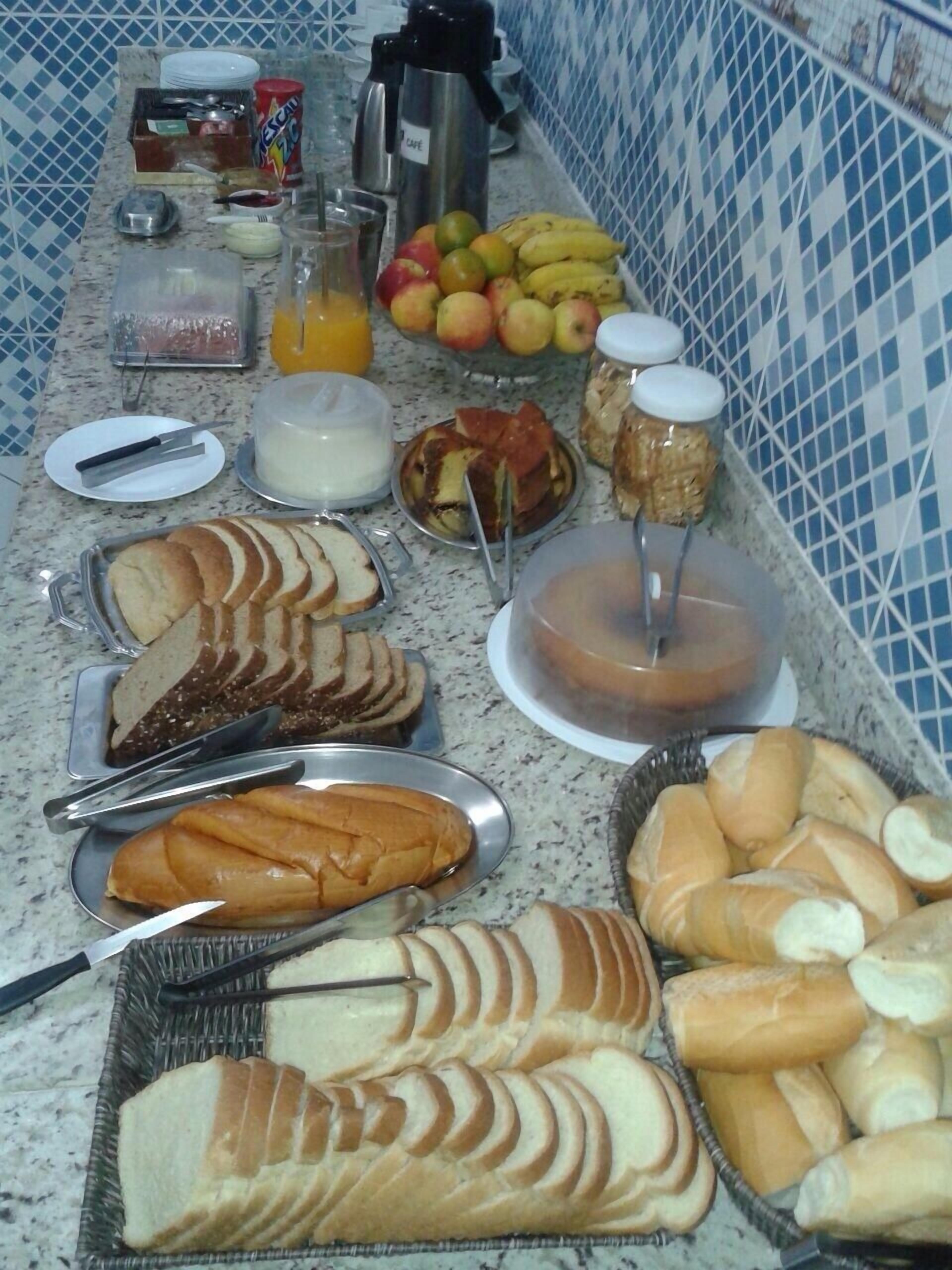 Café da manhã com buffet grátis todos os dias