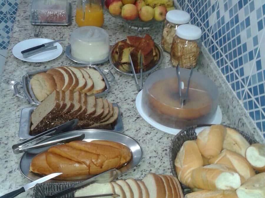 Café da manhã com buffet grátis todos os dias