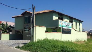 Un edificio de hotel con un letrero que dice 'Hotel Porto Real'.