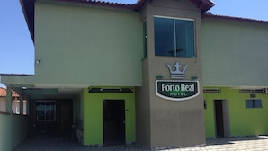A hotel named Porto Real with a modern design, featuring a prominent entrance and a tiled walkway. - Hotel Porto Real (Porto Real)