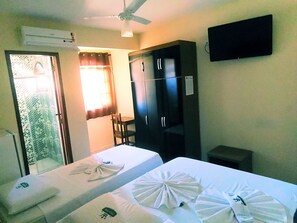 Habitación clásica con 1 cama matrimonial o 2 individuales, 2 camas individuales, para no fumadores | Minibar, caja de seguridad en la habitación, escritorio y wifi gratis