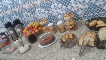Café da manhã com buffet grátis todos os dias