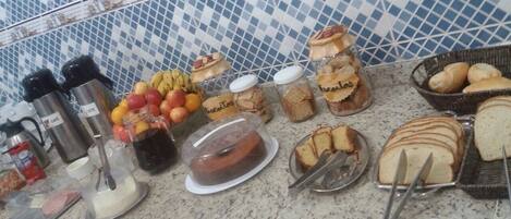 TĂ€gliches inbegriffenes FrĂŒhstĂŒcksbuffet
