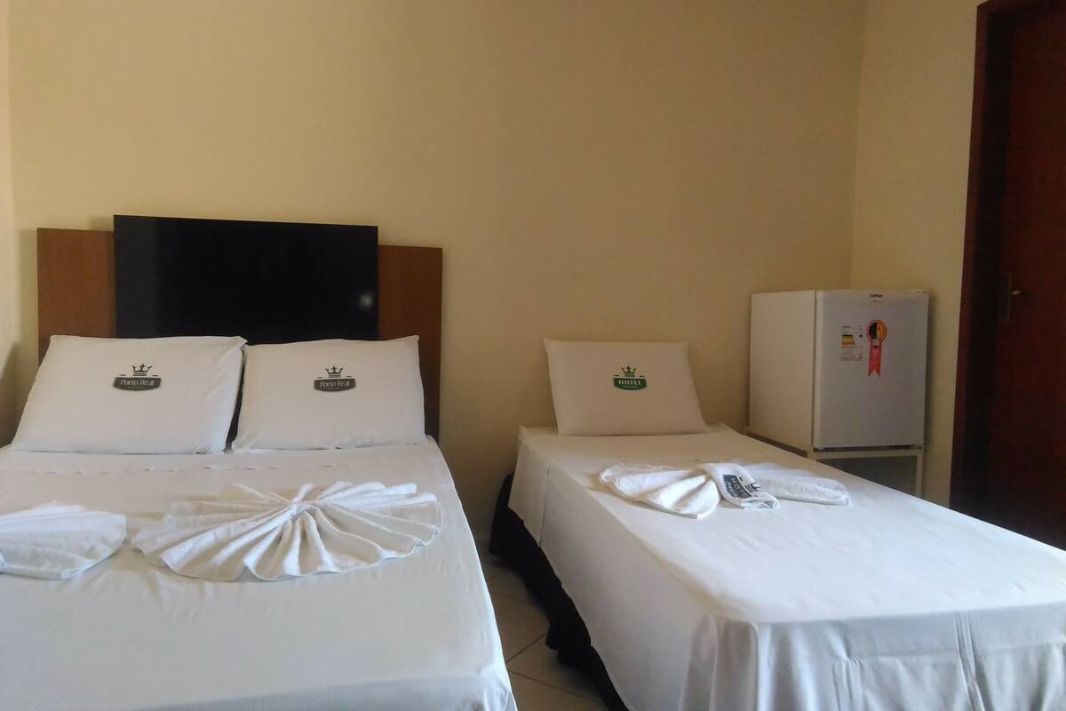 Quarto triplo básico, 3 camas de solteiro, para não fumantes | Frigobar, cofres nos quartos, escrivaninha, Wi-Fi de cortesia