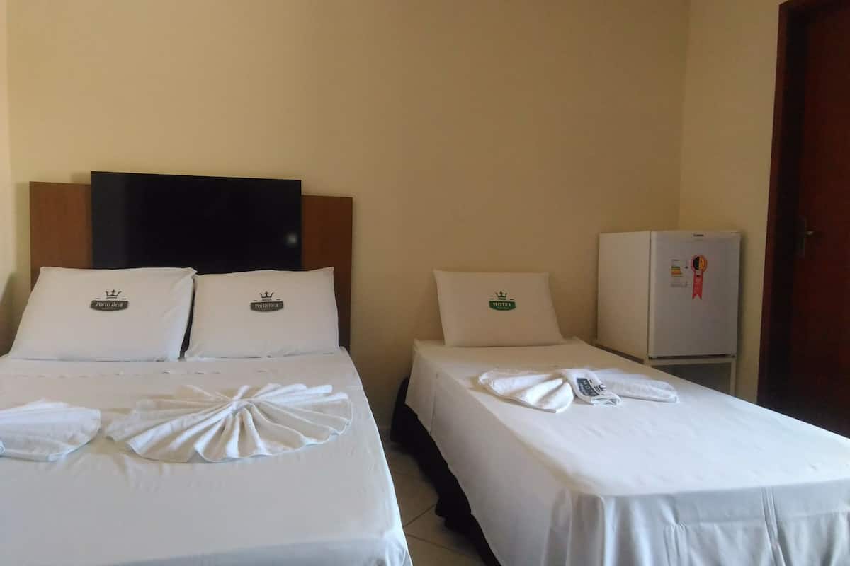 Basic Triple Room, 3 Katil Bujang (Single), Non Smoking | Bar mini, peti besi dalam bilik, meja, Wi-fi percuma