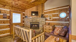 Living area - Linger Longer 1607 - One Bedroom Cabin (Gatlinburg)
