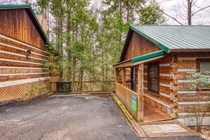 Exterior - Moonshine Madness 1611 - One Bedroom Cabin (Gatlinburg)
