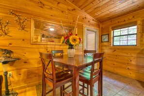 Fridge, microwave, oven, stovetop - Dream Maker 120 - One Bedroom Cabin (Sevierville)