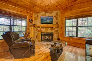TV, fireplace, DVD player - Dream Maker 120 - One Bedroom Cabin (Sevierville)