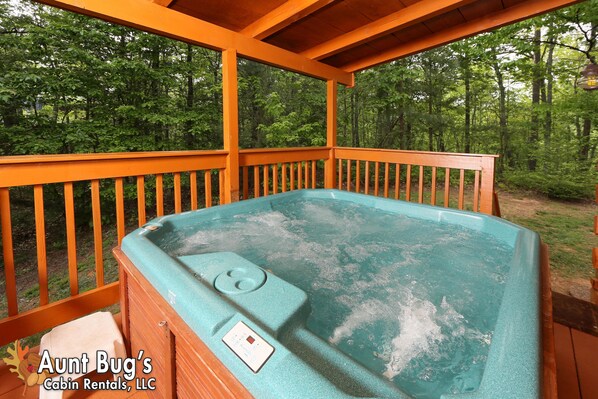 Cabin, 2 Bedrooms, Fireplace | Jetted tub