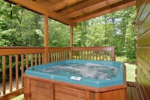 Cabin, 2 Bedrooms, Fireplace | Jetted bathtub