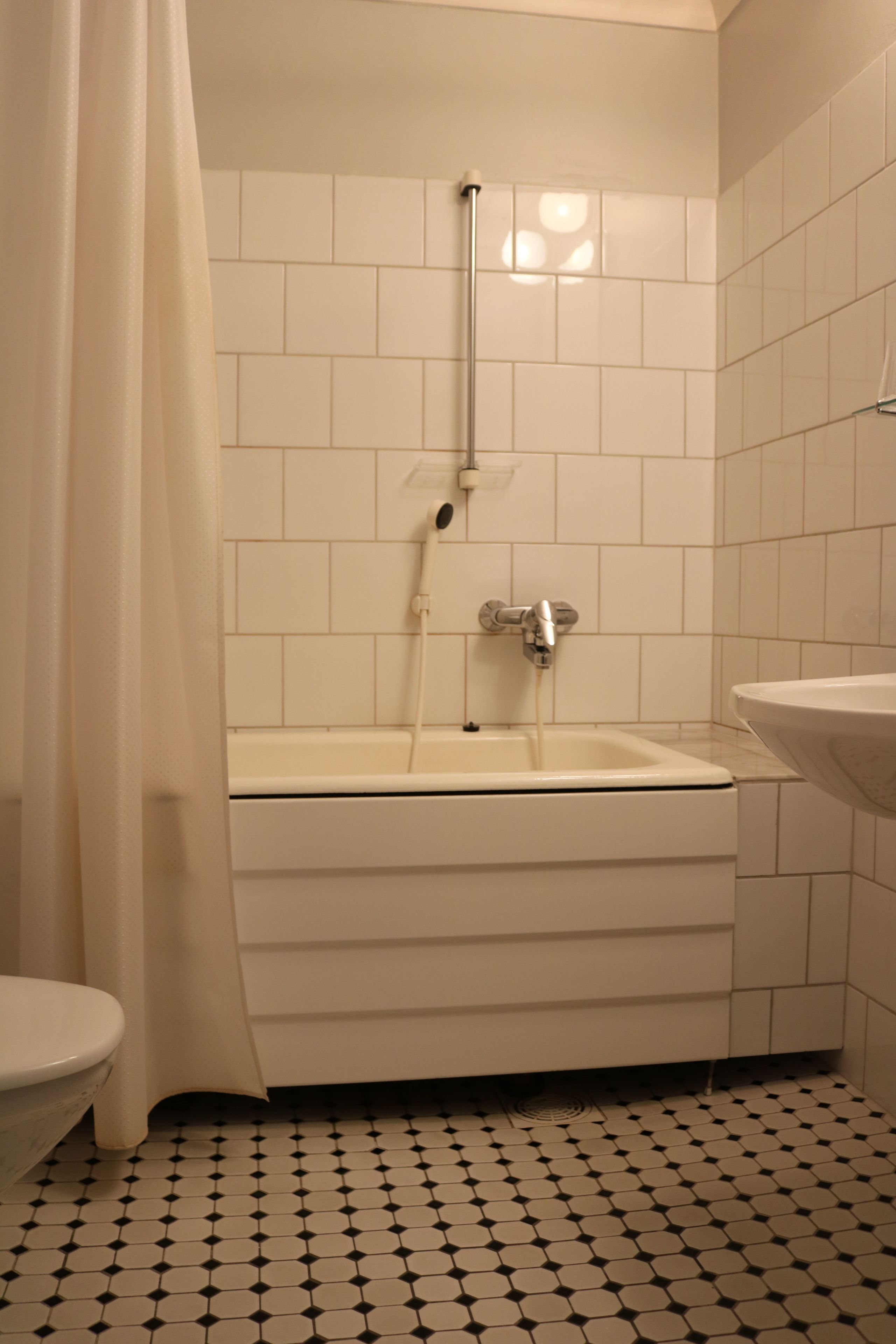 suite (bremer house) | bathroom | shower, free toiletries, towels