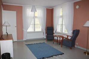 Suite (Bremer House) | Individually decorated, cribs/infant beds, rollaway beds, free WiFi