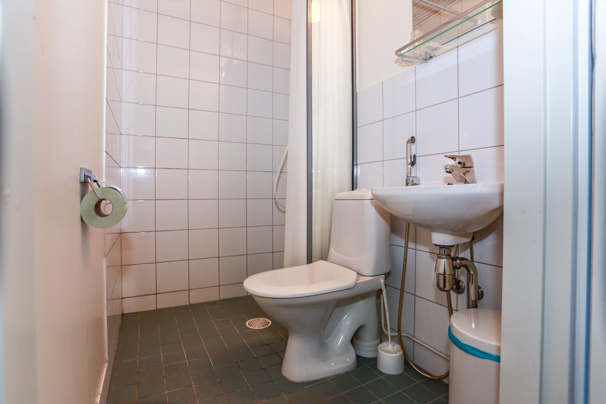 single room (club house) | bathroom | shower, free toiletries, towels
