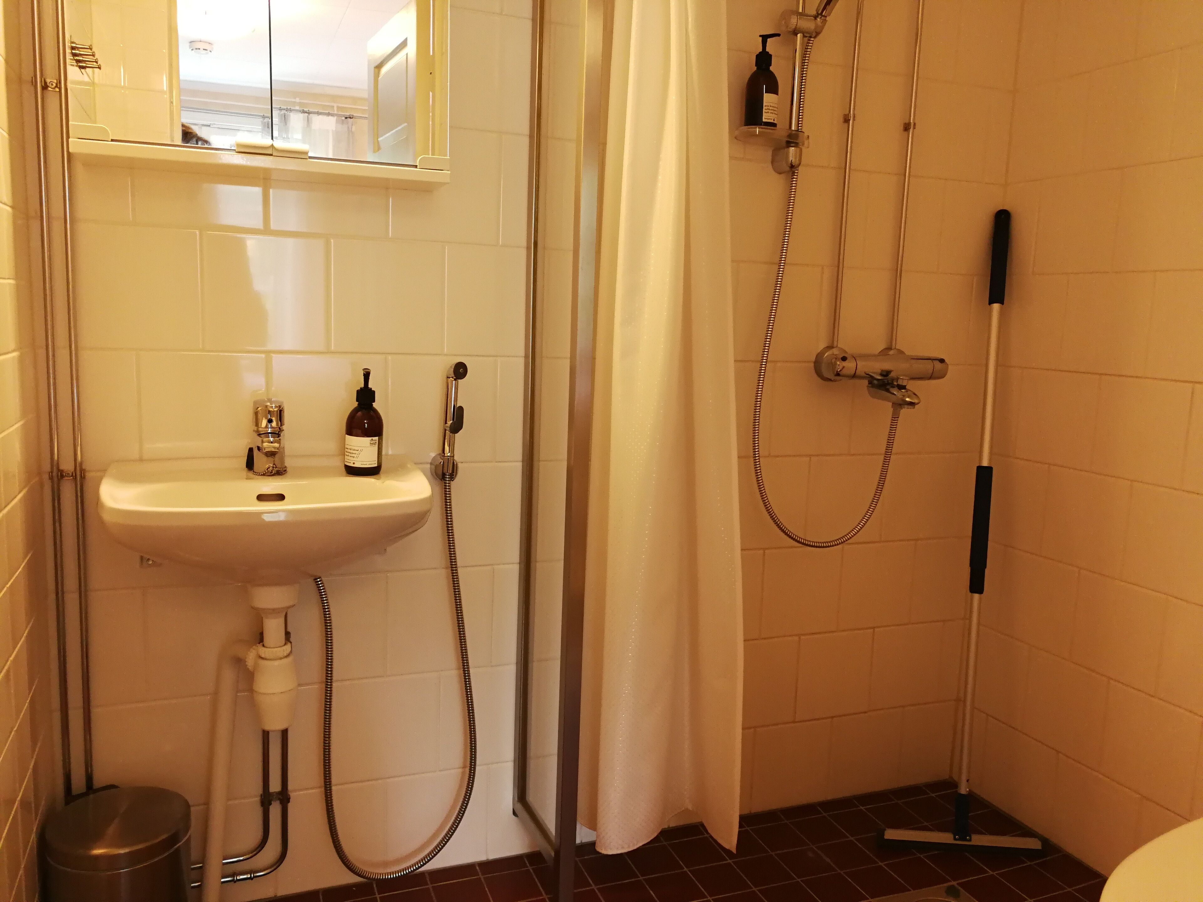 double room (red house) | bathroom | shower, free toiletries, towels