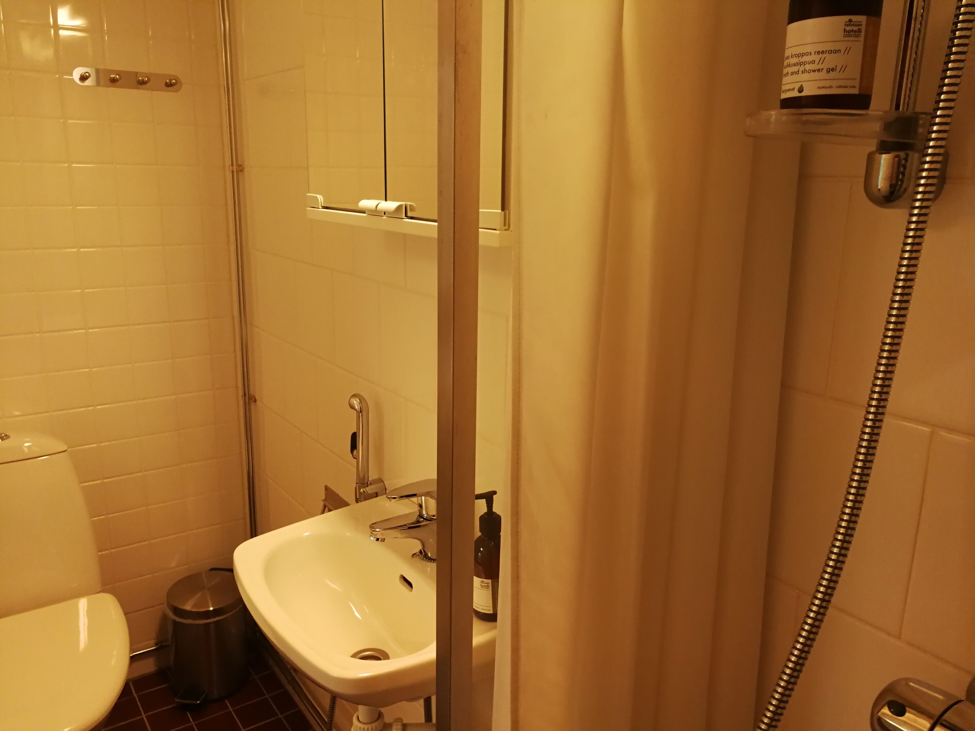 single room (red house) | bathroom | shower, free toiletries, towels