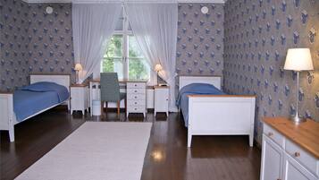 1 bedroom, individually decorated, cots/infant beds, rollaway beds
