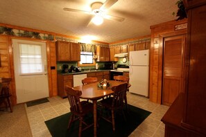 เคบิน, 2 ห้องนอน, เตาผิง | ครัวส่วนตัว | ตู้เย็น, ไมโครเวฟ, เตาอบ, เตาประกอบอาหาร