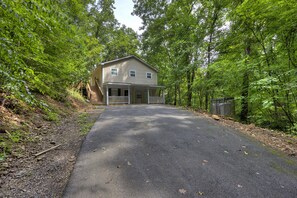 Front of property - Bears Delight  320 - Three Bedroom Cabin (Gatlinburg)