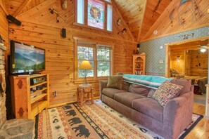 Een televisie, een open haard en een dvd-speler