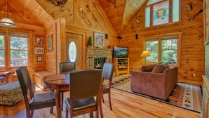 TV, fireplace, DVD player - Tontos Tee Pee 123 - One Bedroom Cabin (Sevierville)