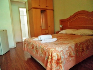 Ropa de cama hipoalergénica y tabla de planchar con plancha 