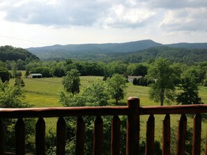 Cabaña, varias camas, bañera de hidromasaje, vistas a la montaña | 2 dormitorios, wifi gratis, ropa de cama