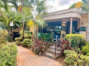 Property entrance - Sheridan Hostel (Dania Beach)