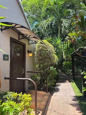 A hotel entrance with a door marked '408' and a sign indicating 'No Smoking.' - Sheridan Hostel (Dania Beach)