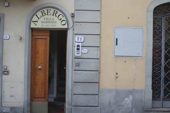 숙박 시설 입구