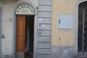 Entrada al alojamiento
